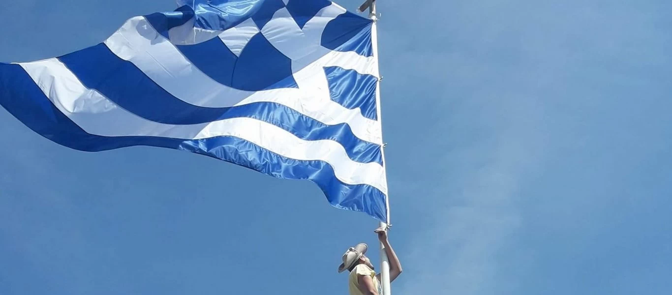 Γιγάντια γαλανόλευκη «σκέπασε» τον ουρανό στην Πάρο (βίντεο)